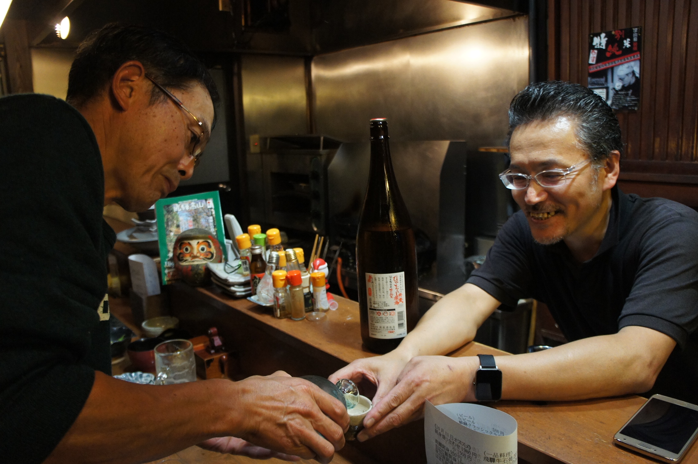 日本酒を飲んでいる